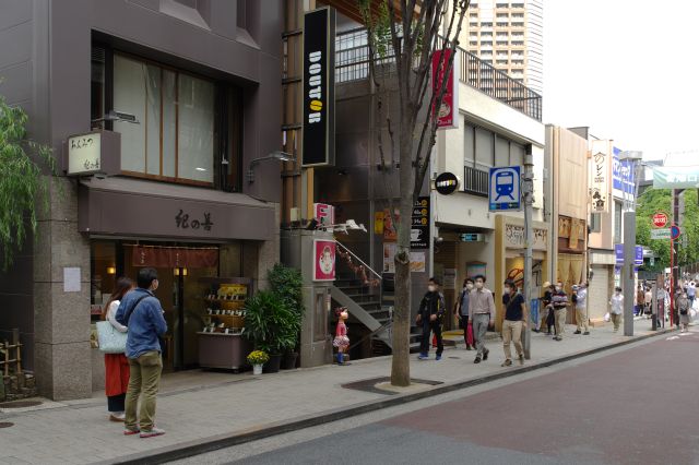 一方通行のさほど広くない道路、人がどんどん流れてきます。