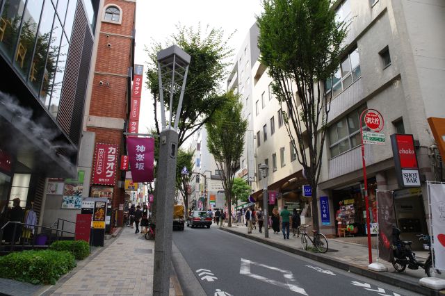 お店のビルが連なる坂を登っていきます。