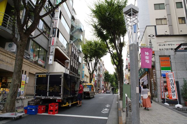 一方通行で搬入の車両も多く見かけます。