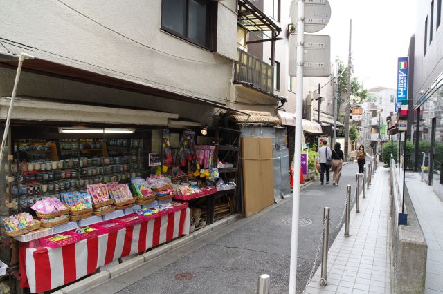 ファミリーマート前から左側の路地へ入って行きます。