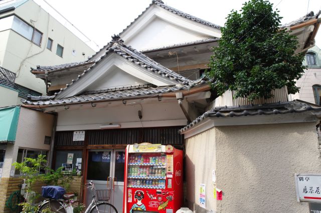 懐かしい雰囲気の銭湯の熱海湯があります。