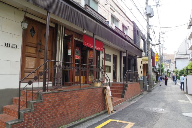 ヴェネツィア料理酒場等、意外とワールドワイドです。この先は住宅街感が強くなります。