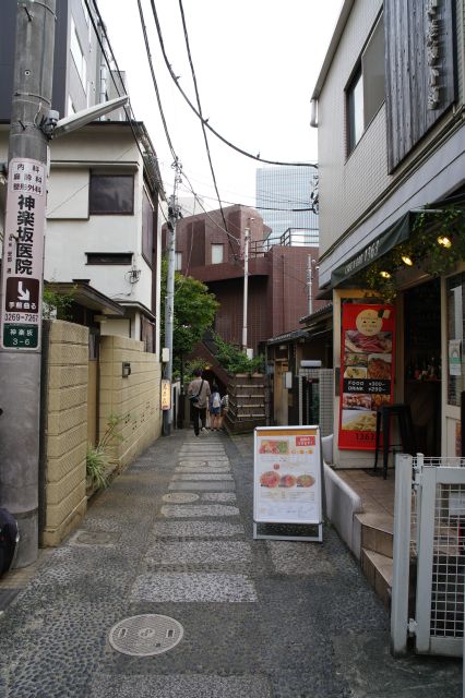 住宅やお店が混在する隠れ家的な狭い路地でした。