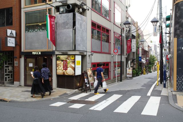 次の右折路から本多横丁へ。