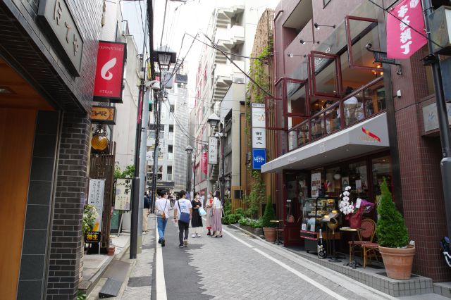 本多横丁に入り振り返る。様々な飲食店でにぎわいます。