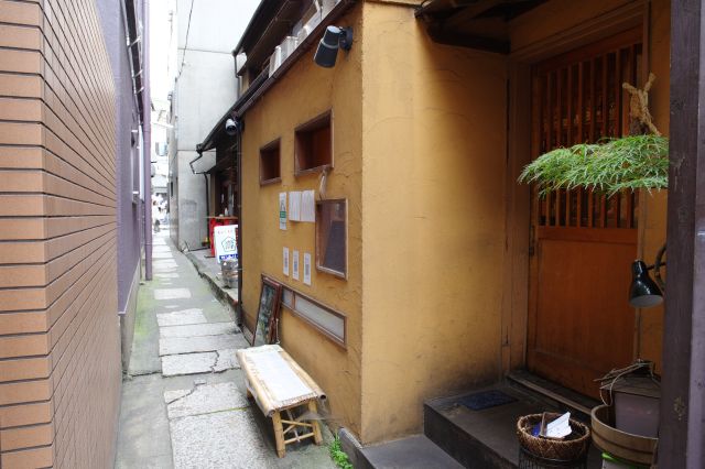 こんな狭い路地にもお店が。