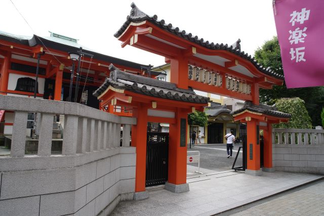 朱色が印象的な毘沙門天善國寺。門は鳥居のようです。