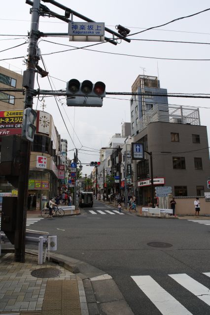 大久保通り・神楽坂上交差点。神楽坂はここまでとされています。