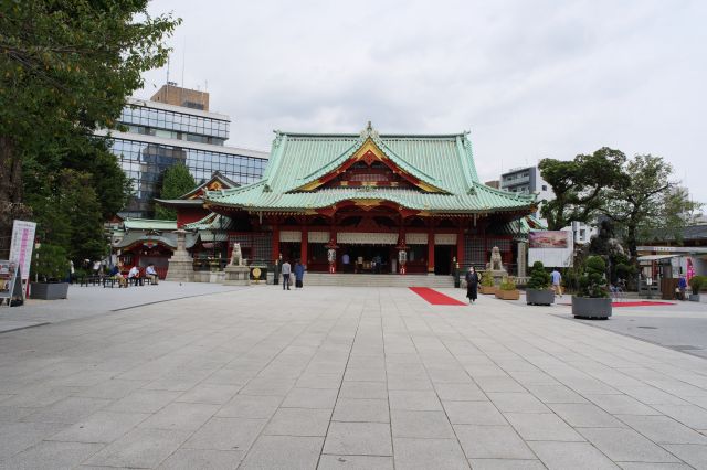 境内に入ると広い空間で木の香りがします。正面に御神殿。