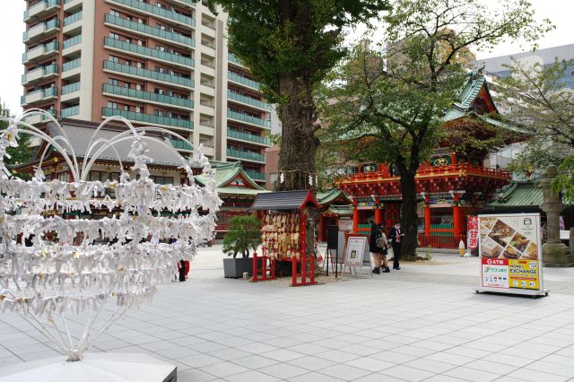 隨神門側。都会の中の広い空間の神社です。