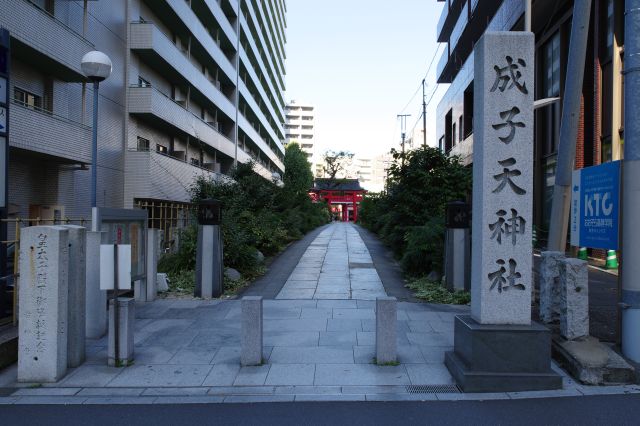 マンションの間に参道が伸びます。