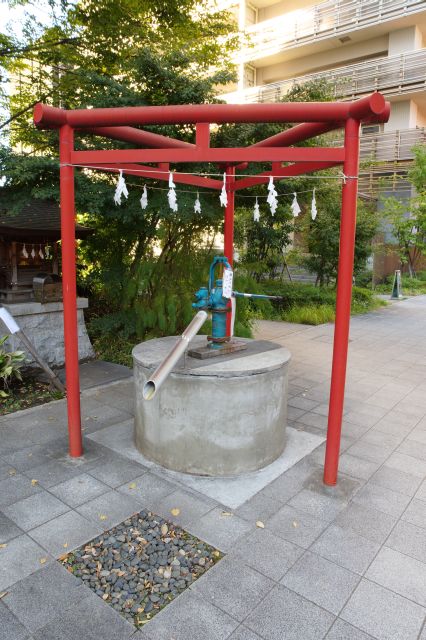 水神宮。三角の鳥居が印象的。