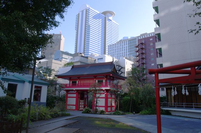 門を振り返ると背後に超高層ビル群。周囲もマンションで都心の神社らしい。