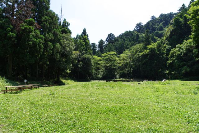 広い空間の御主殿跡。北条氏照の館等があったとされます。