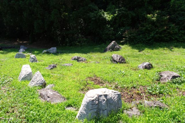 池があった庭園の遺構。