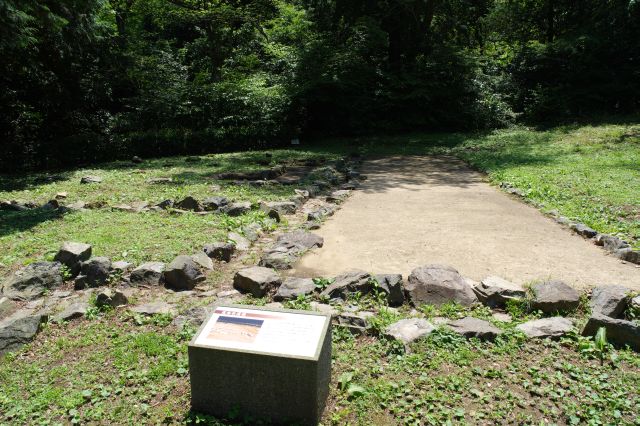 道路状遺構と左に建物跡。