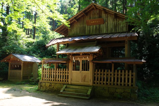 八王子神社の建物。素朴な造りです。