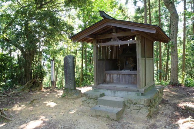 静かに立つ本丸跡の祠。