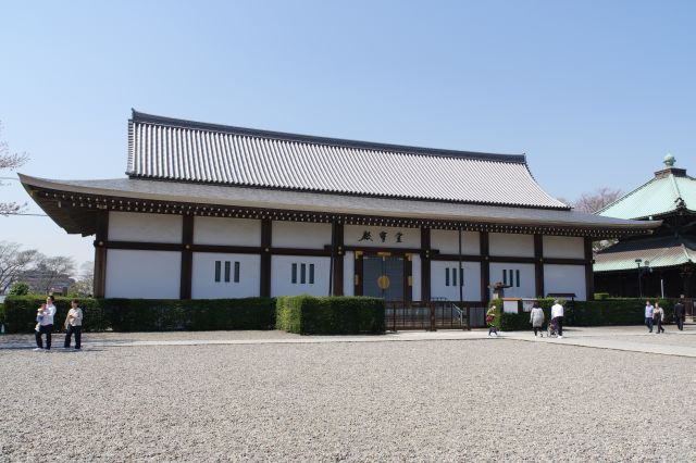 左側に大きな霊宝殿。