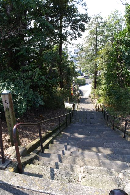 左側の道路を渡り大坊坂へ。