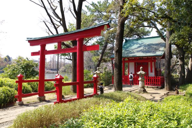 右側には厳島神社があります。