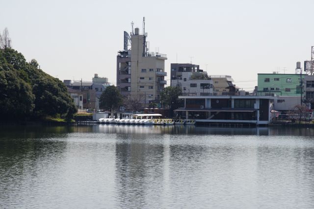 奥にはボート乗り場が見えます。