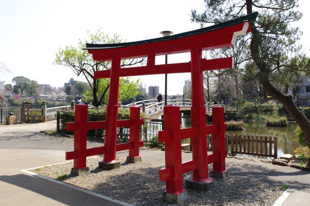 千束八幡神社前の朱色の鳥居。