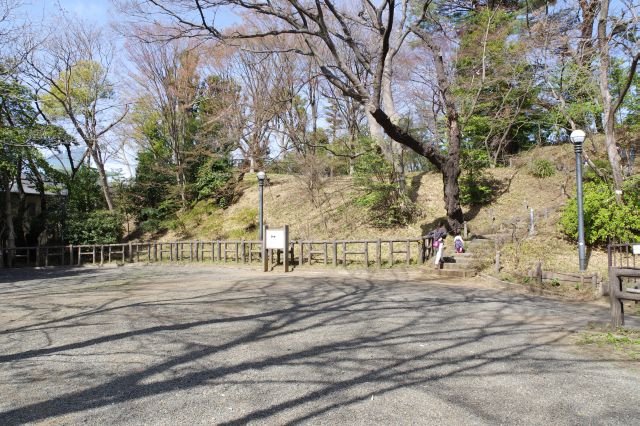 古墳前の広場へ。右の丘が宝莱山古墳です。