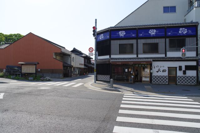 駅からすぐ近くの東西の通りに伝統的な町並みが続きます。