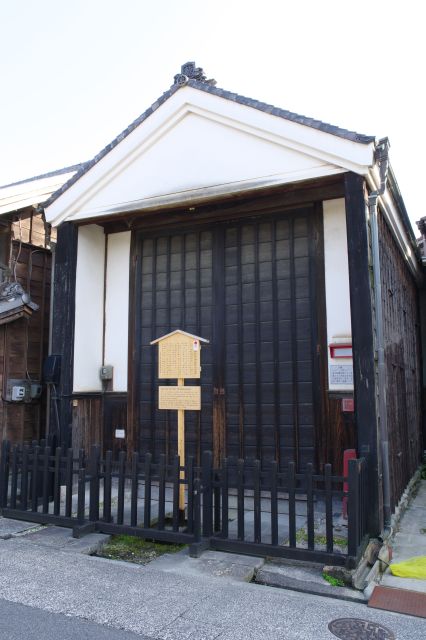 神功皇后車の山車庫。一見すると蔵と似た形です。