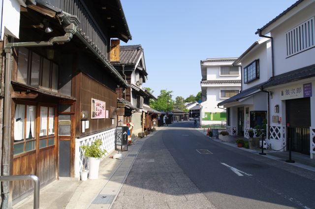 駅前の通りに戻り東側に進みます。