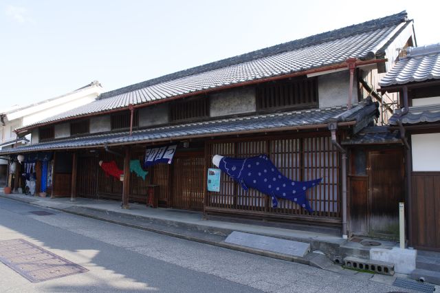 向かいにある建物。