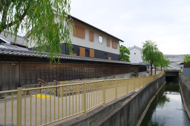 路地裏的な小川沿いの小路の先に駅があります。