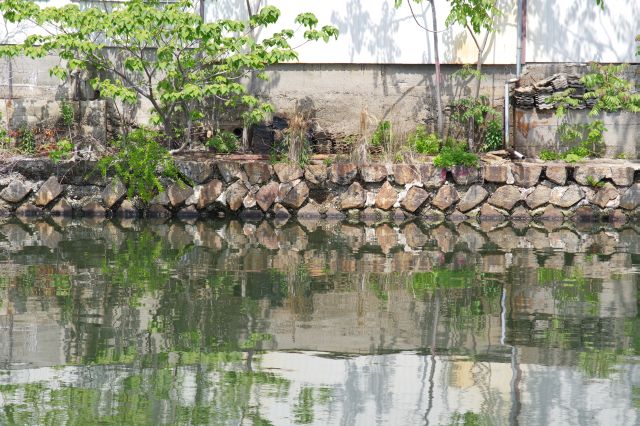 運河の岸の石組は歴史を感じさせます。