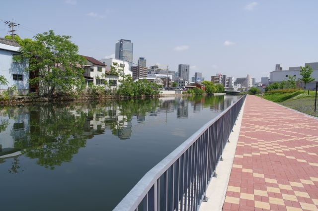 運河の後方。遊歩道はいずれささしまライブまで繋がるのかもしれません。