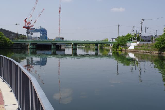 運河の分岐点、河口方面の小栗橋。周辺は倉庫群。