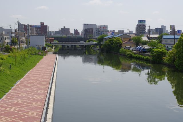 運河を渡る橋の上より。遊歩道は途中で切れています。