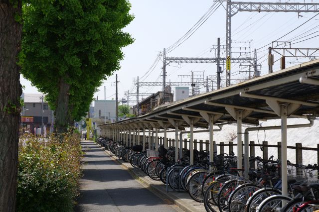 右に曲がると最寄りの名鉄の山王駅があります。