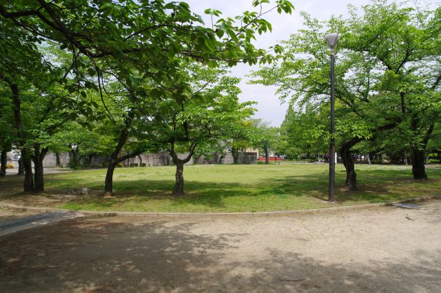 西側に丸い広場があります。
