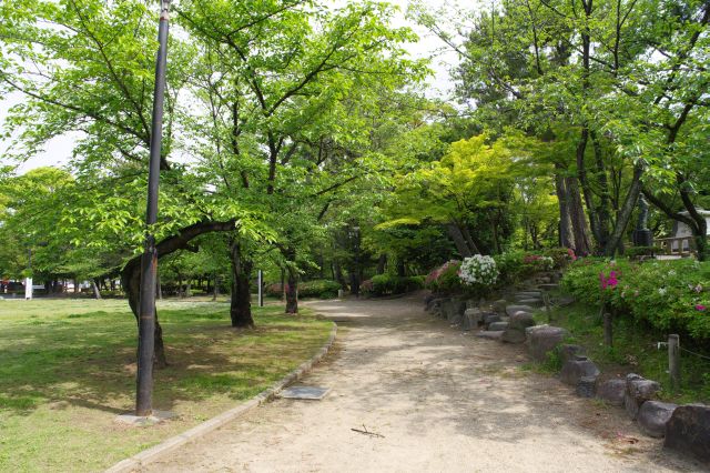 広場手前の様子。