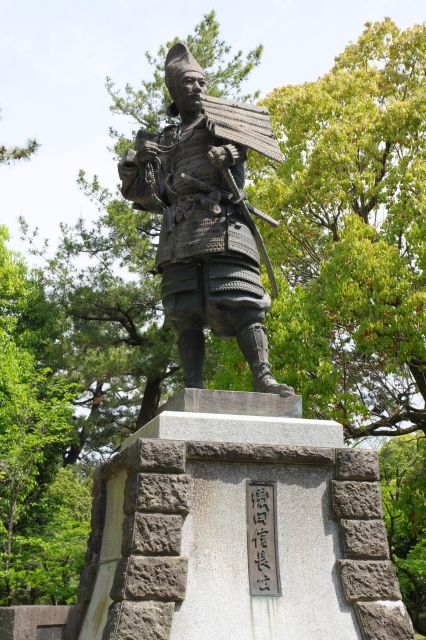 中心に織田信長公銅像が建っています。桶狭間の方向を向いています。