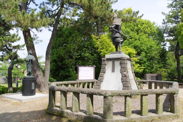 左には濃姫の像が信長の方を向いています。