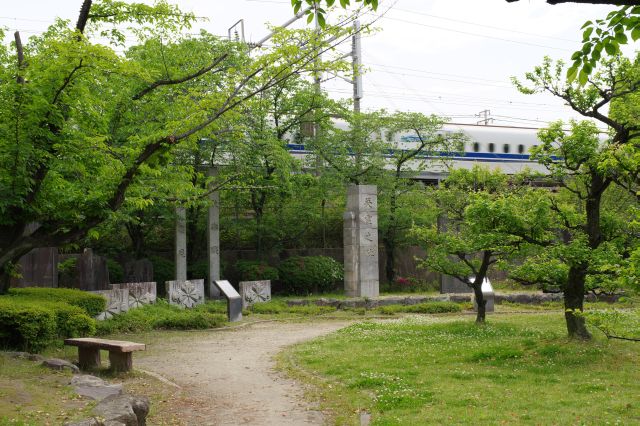 北東側の広場。新幹線が間近で大迫力。