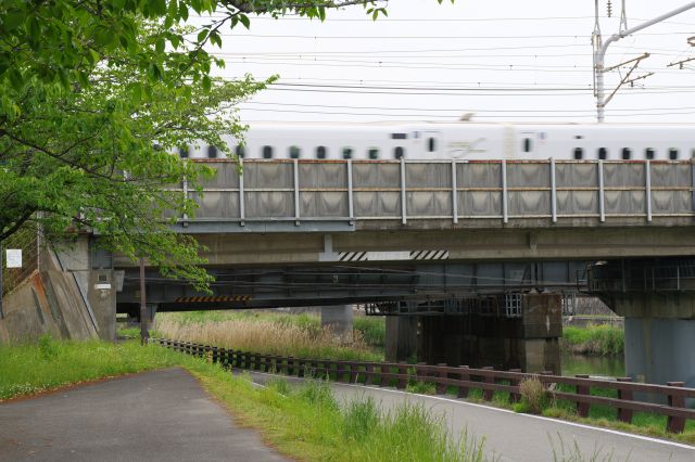 爆走する新幹線などの線路をくぐります。