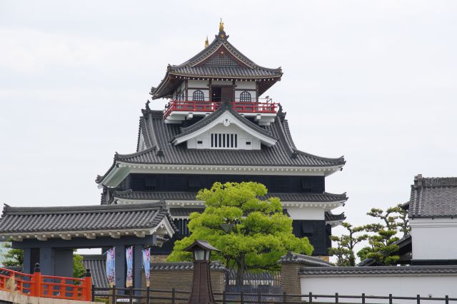 本来の城跡の対岸に造られた模擬天守ですが美しいお城です。