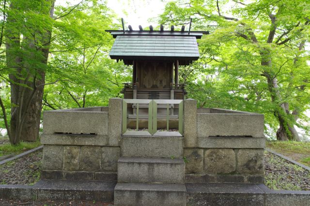 織田信長を祀る小さな祠があります。