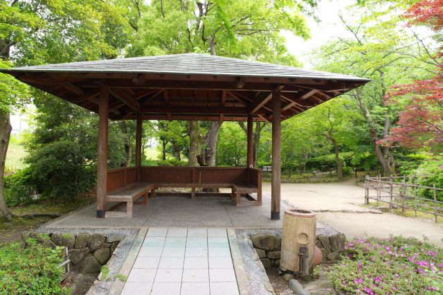趣のある広い屋根の四阿。