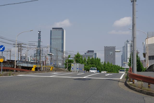 西日置橋南交差点。名駅方面を沢山の車が行き来します。