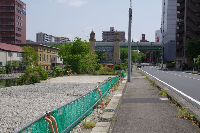 中川運河を東側に静かな道を進みます。