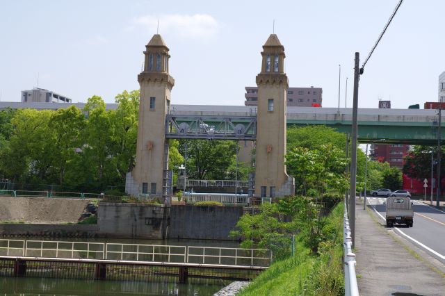 運河の先に松重閘門が見えてきます。